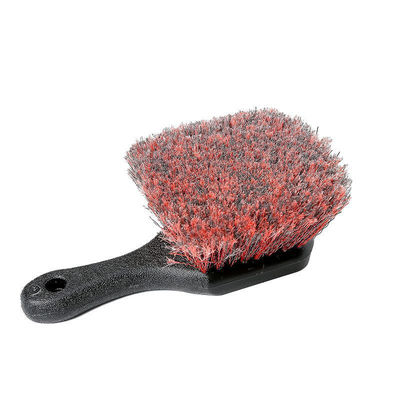 Brossage de détails de voiture à brosses dures professionnelles avec couleur rouge
