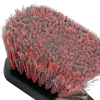 Brossage de détails de voiture à brosses dures professionnelles avec couleur rouge