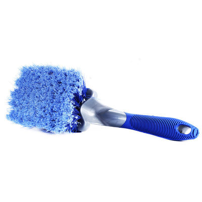 Une brosse pour détailler les voitures avec du matériel pour les abdominaux