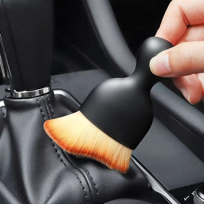 Nettoyage de l' intérieur de la voiture brosse élimination de la poussière pour le détail de la voiture