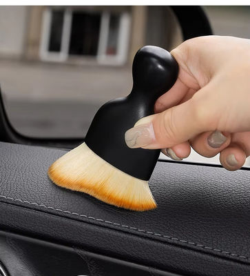 Nettoyage de l' intérieur de la voiture brosse élimination de la poussière pour le détail de la voiture