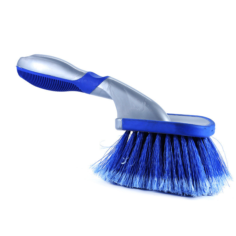 Une brosse pour détailler les voitures avec du matériel pour les abdominaux