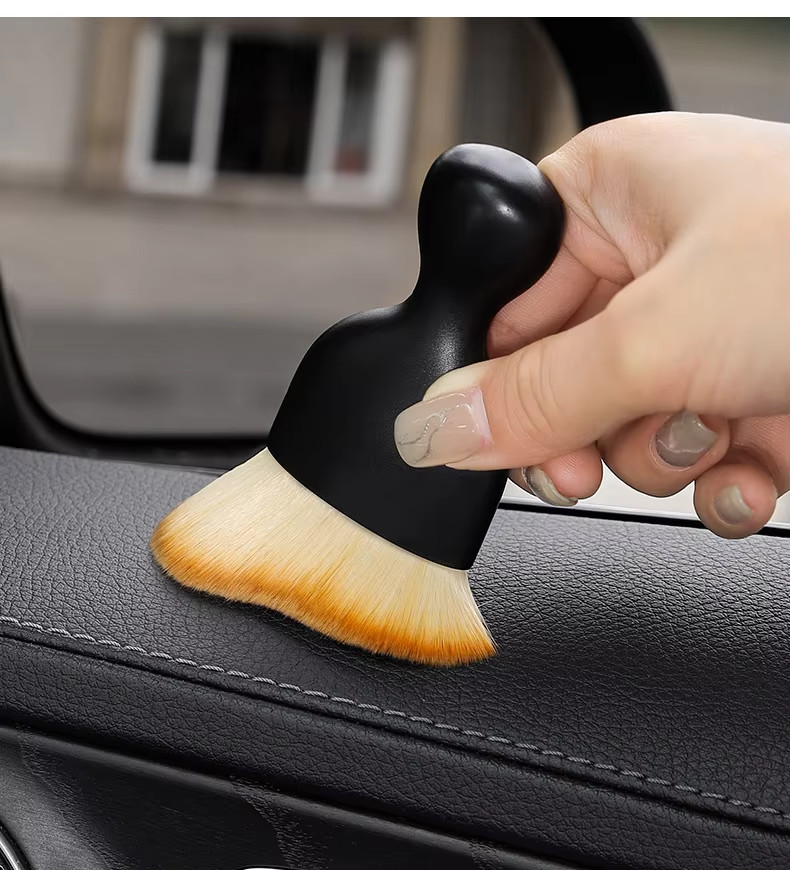 Nettoyage de l' intérieur de la voiture brosse élimination de la poussière pour le détail de la voiture