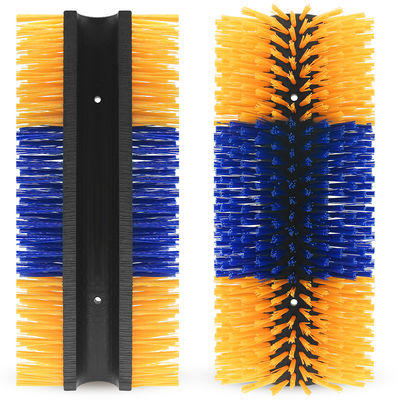 Brosse de vache jaune et bleue pour gratter le sapin du bétail
